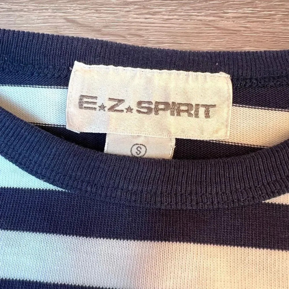 E.Z Spirit Women's Blue & White Striped Elastic Hem Short‎ Sleeve Top Size Small - Picture 6 of 6